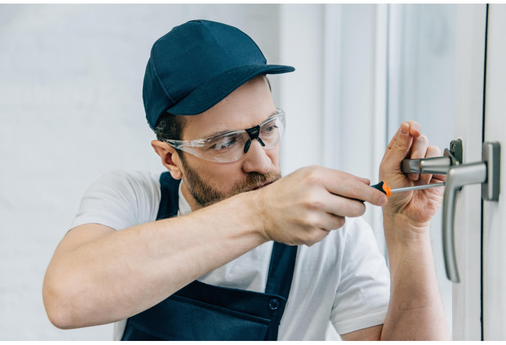 Quali strumenti servono per installare una maniglia di porta?