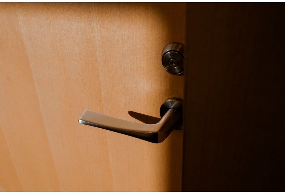 Come stringere una maniglia di porta che si muove?