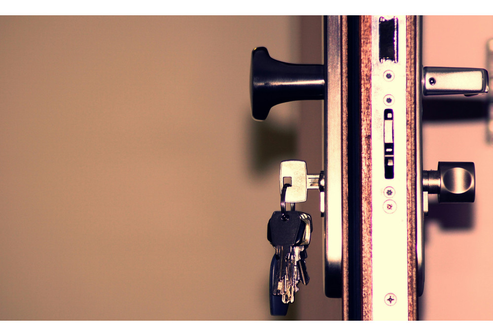 Si può sostituire una maniglia di porta standard con una maniglia di design senza cambiare la serratura?