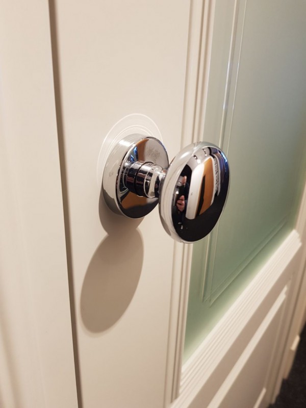 pomolo di porta su una porta bianca in vetro